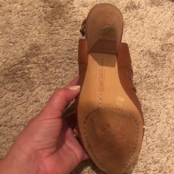 Vince Camuto camel colored heeled sandals - Picture 4 of 4
